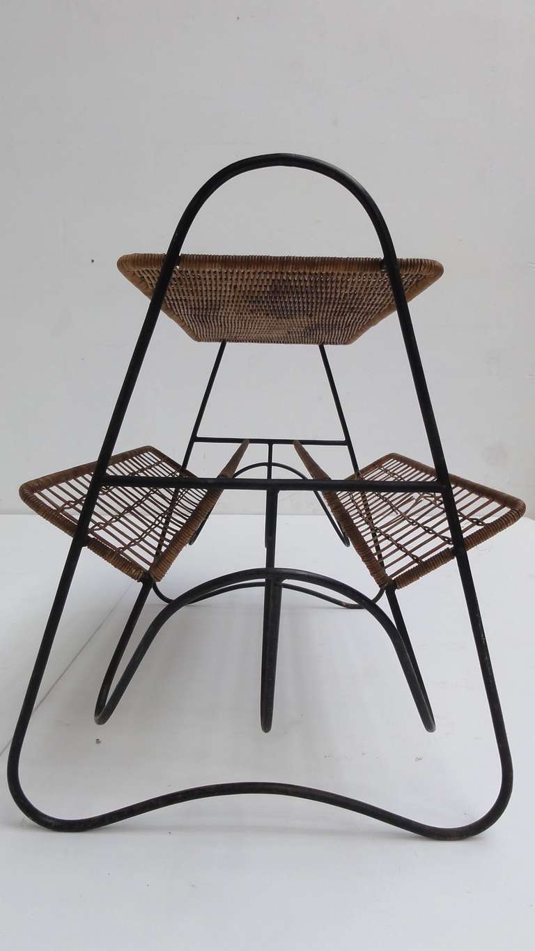 French 1950s Wicker and Metal Side Table or Magazine Rack For Sale 5