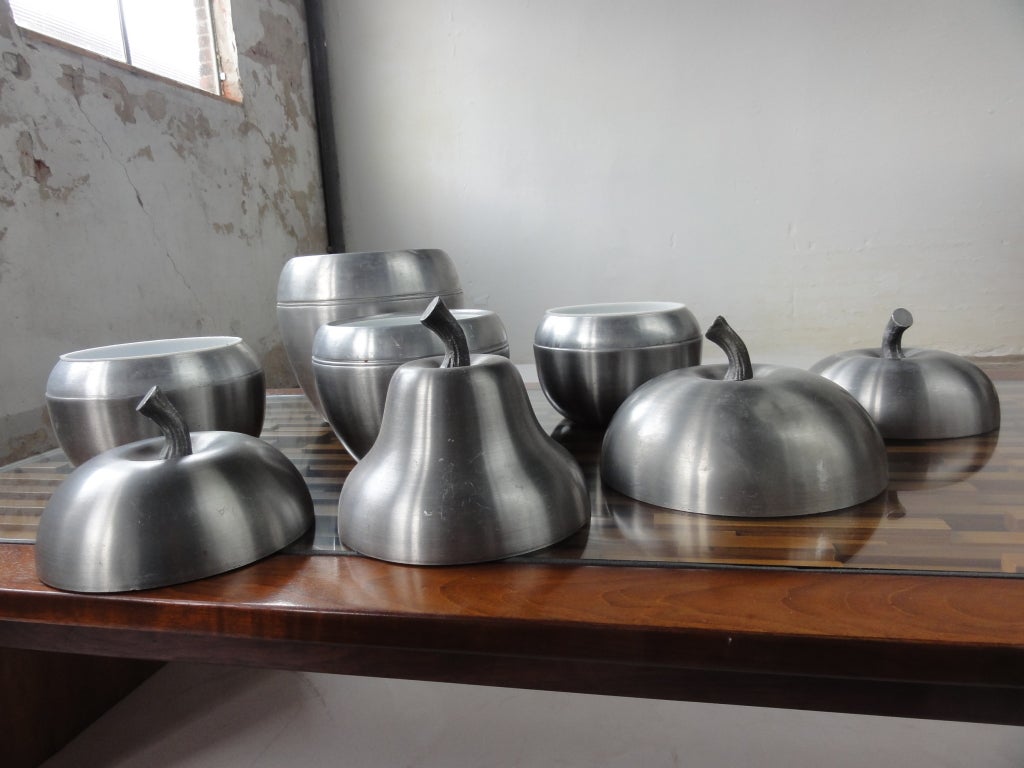 Satz von 4 italienischen Apfel-/Birnen-Eiskübeln 1970er Jahre inspiriert von Sottsass (Aluminium) im Angebot