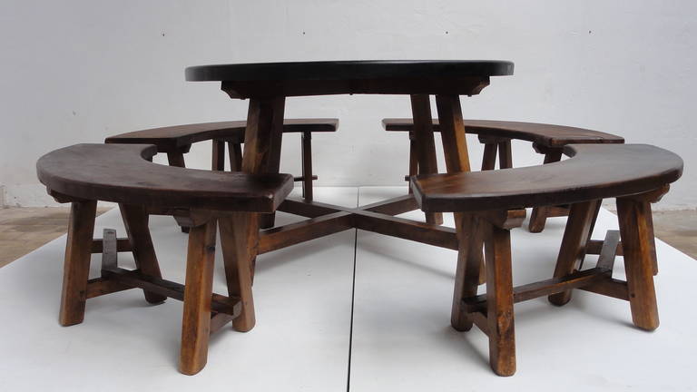 Very nice dining set consisting of 4 quarter rounded benches and a round table.
Made of solid stained oak and a superb set for an outdoor patio or kitchen.

Each bench will accommodate 2 adults or 3 children so ideal for a big family