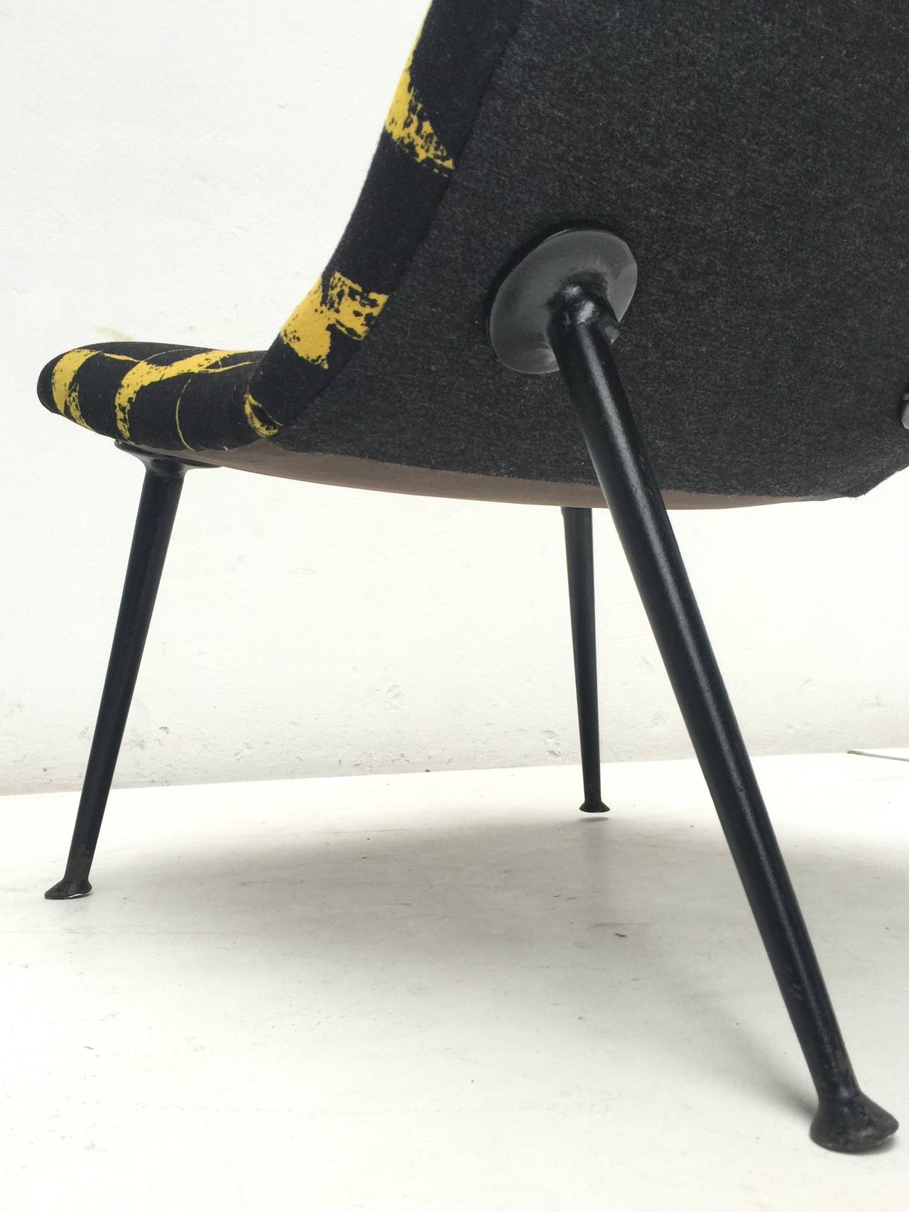 A rare easy chair model 122 by Dutch designer Theo Ruth for Artifort produced in 1955.

The chair was in terrible condition when found with the inner foam filling that turned to powder due to aging.
However as the chair had a knitted cover we