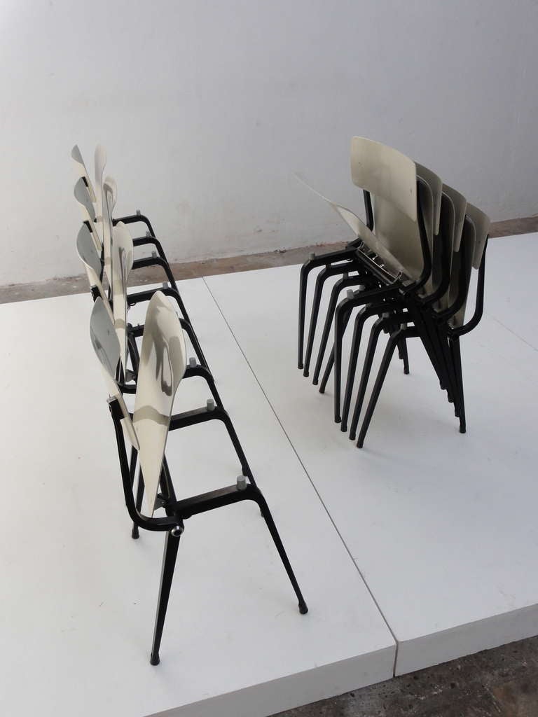 Außergewöhnlich seltener Satz von 8 Friso Kramer 'Theatre'-Stühlen mit klappbaren Sitzen (Mitte des 20. Jahrhunderts) im Angebot