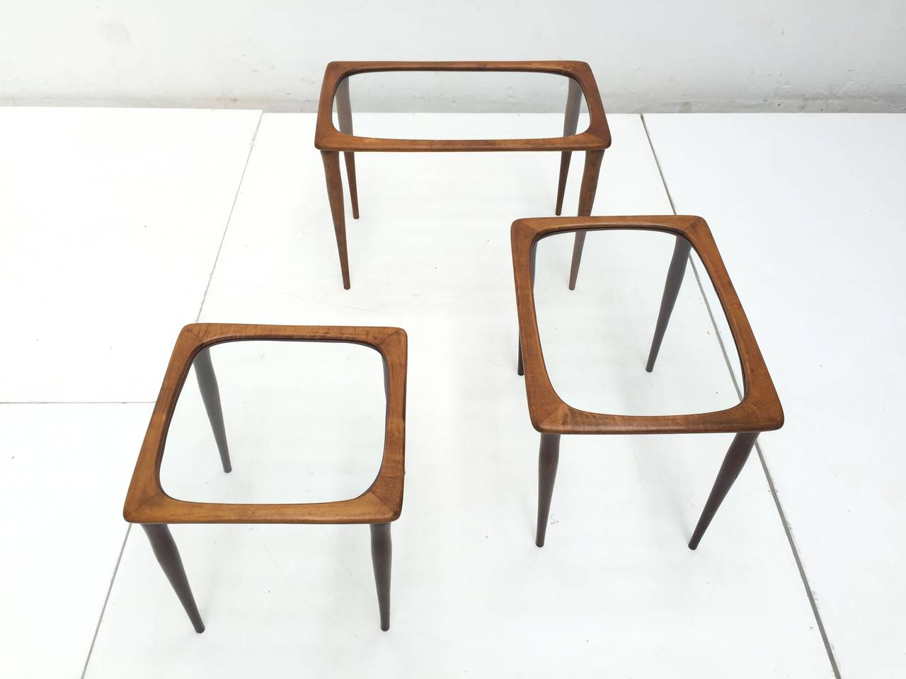 Walnut and Glass Organic Nesting Tables Attributed to Cesare Lacca for Cassina In Good Condition In bergen op zoom, NL