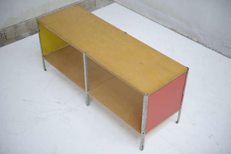 Original circa 1950-51 first series storage unit (ESU 100-C) designed by Charles and Ray Eames and manufactured by Herman Miller.