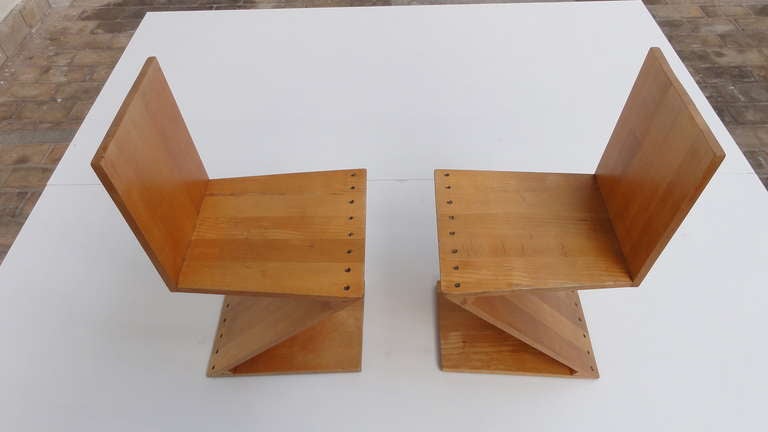 Unique and hard to find pair of Zig Zag chairs by Gerrit Thomas Rietveld and executed by his carpenter G.A. van de Groenekan, De Bilt, Nederland.

These chairs both have the original H.G.M. brandmark underneath.

The beautifull patinated Elm