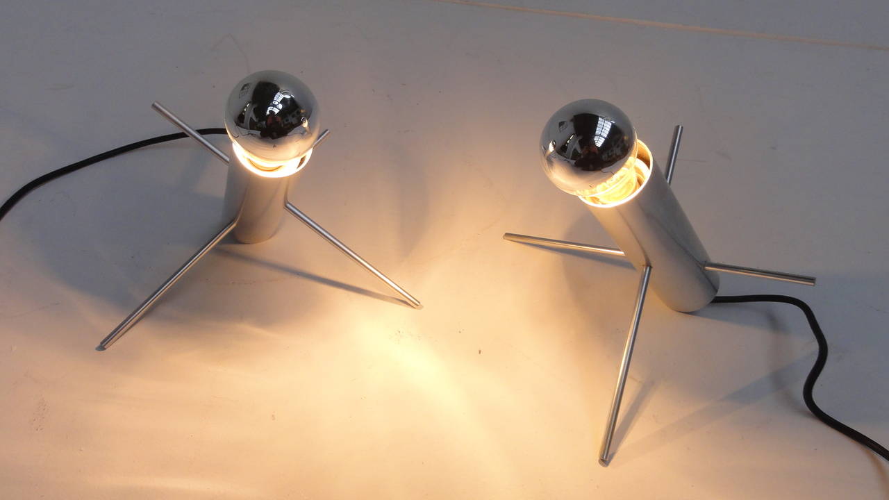 La lampe de table Cricket a été conçue par Otto Wach pour RAAK Lighting Architecture en 1962.
Un design minimal comprenant un cylindre en aluminium contenant deux broches réglables pour ajuster la position de la lampe, un interrupteur est situé sur