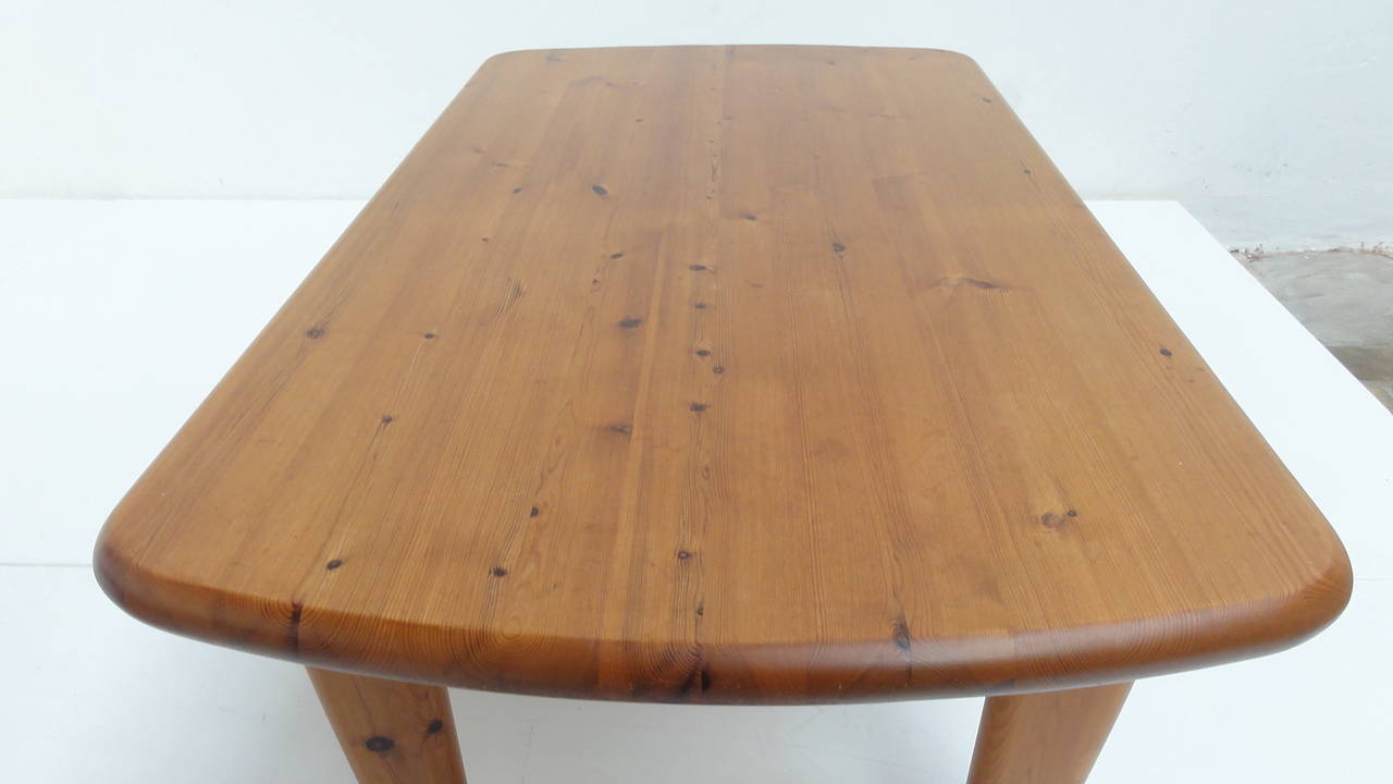 Nice pair of Danish organic shaped coffee tables in solid pinewood, marked with KS Made in Denmark (KORUP STOLEFABRIK)
KS made a lot of Borge Mogensen inspired furniture but in these coffee tables you also see some influences of French designer