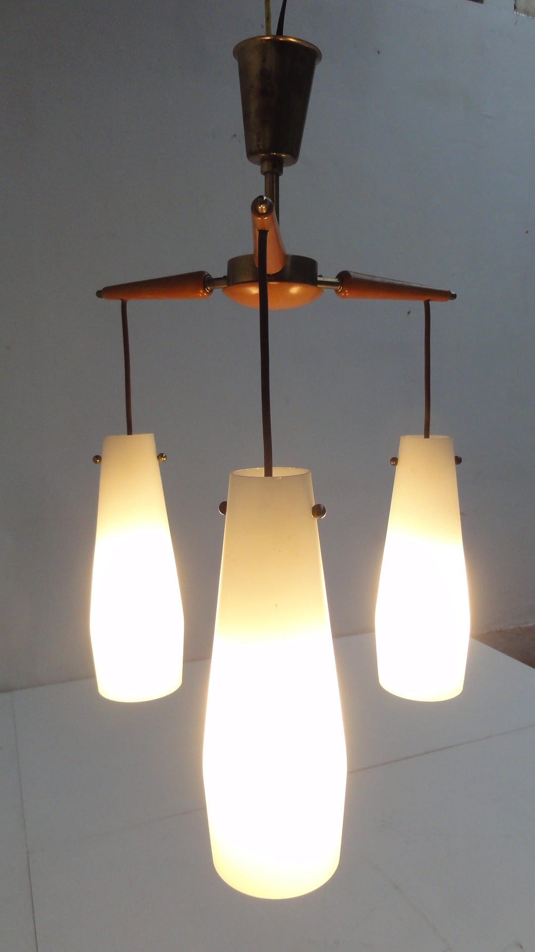 Italiano Grazioso lampadario italiano degli anni '50, hardware in betulla e ottone e 3 pendenti in vetro in vendita