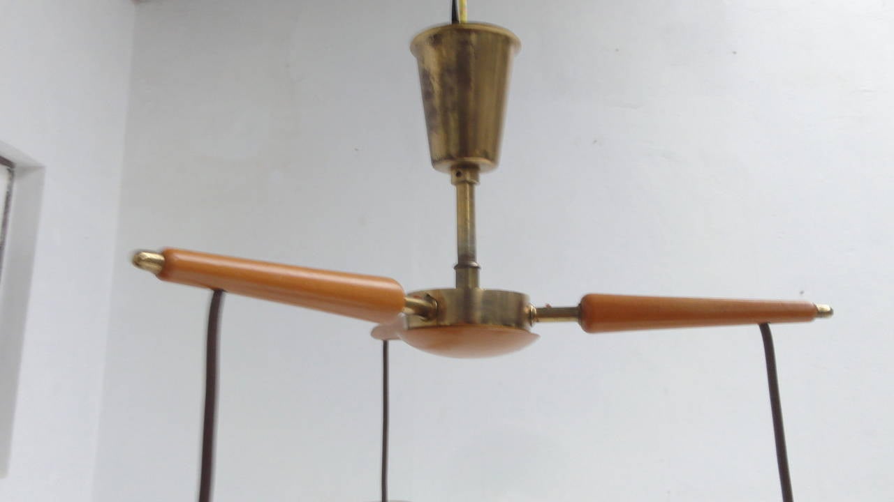 Grazioso lampadario italiano degli anni '50, hardware in betulla e ottone e 3 pendenti in vetro In condizioni buone in vendita a bergen op zoom, NL