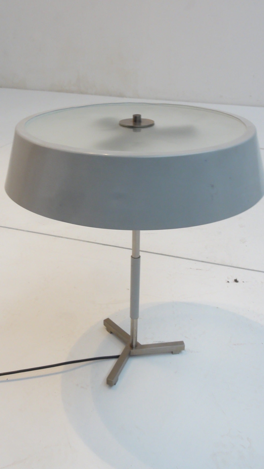 Eine hochwertig gefertigte Schreibtischlampe des niederländischen Designers H. Fillekes, der für das Rotterdamer Beleuchtungsunternehmen Artiforte arbeitete 

Ein vernickelter, skulpturaler Dreibein-Sockel hält einen grau emaillierten Metallschirm