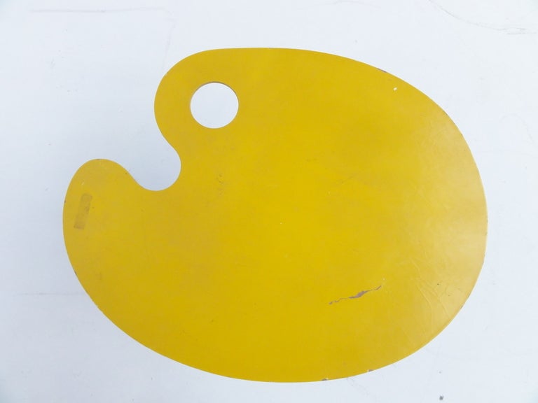 This cute painters palette shaped sidetable was sold as a souvenir on the world expo held in Brussels in 1958.
Lucien de Roeck who is famous for all the stunning graphic designs he made for this expo also did the design for this table.