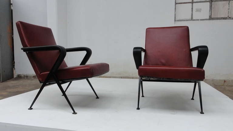 Pair of Friso Kramer 'Repose' Leather Lounge Chairs Ahrend de Cirkel, 1960 In Good Condition For Sale In bergen op zoom, NL