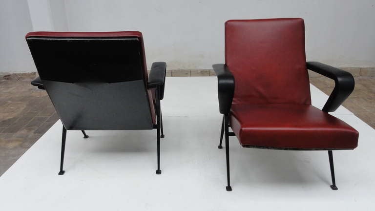 Milieu du XXe siècle Paire de chaises longuespose de Friso Kramer en cuir Ahrend de Cirkel, 1960 en vente