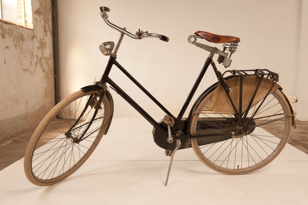 The most eco friendly way of transportation is on a bicycle
Gazelle is one of the oldest bicycle companies in Holland established in 1892
This Gazelle is from the 1950's and features a superb Primus saddle in leather