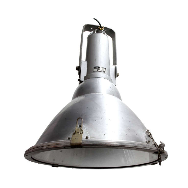 Industrial stadium wall lamp. 9 kg

All lamps have been made suitable by international standards for normal light bulbs, energy-efficient lamps and led lamps. 100% safe. They can be set in operation immediately.