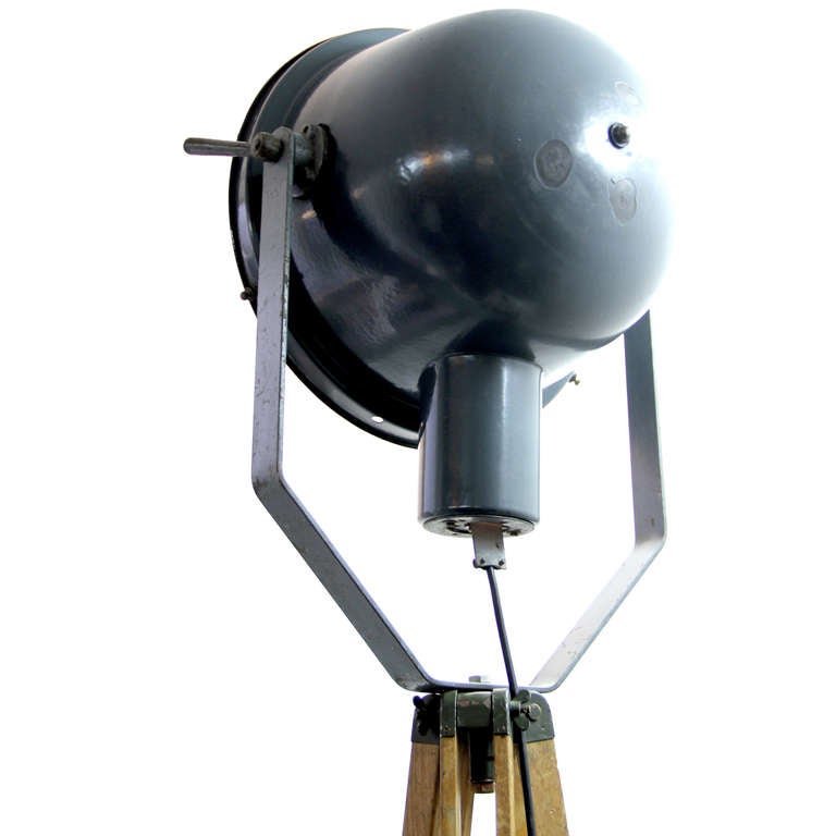 Phillips II (4 in stock) | Vintage Industrial Spotlight on Wooden Tripod In Good Condition In Amsterdam, NL