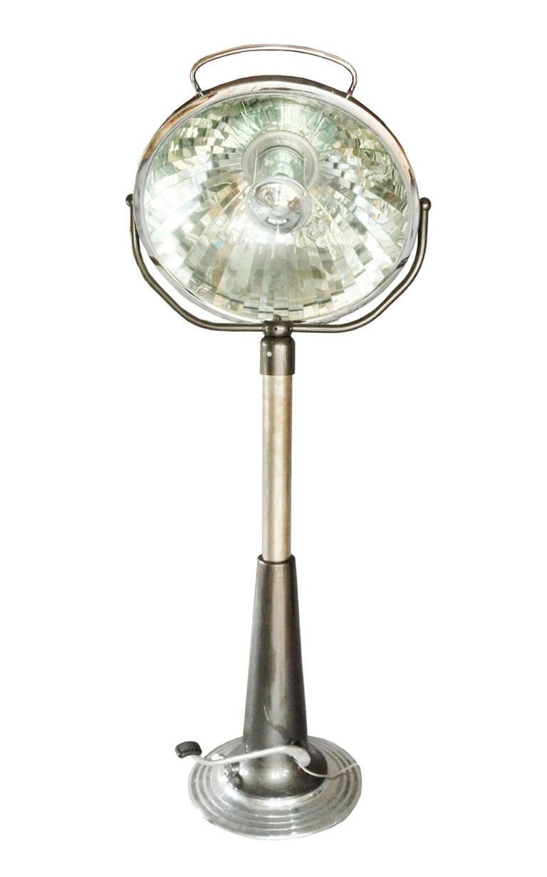 Unique Industrial aluminum surgery light on a Nike drawing table stand which is adjustable by a oil pressured pump and can be adjusted by a feet pedal.
The light can be focused by adjusting the bulb forward or backward with a handle on the back of
