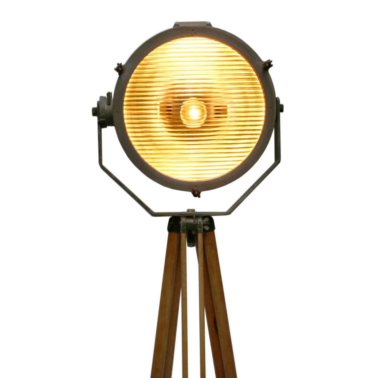 Vintage industrial spotlight on wooden tripod.
Adjustable height and angle.
Metal spot with clear striped glass cover.
Diameter spot 40 cm.
Total height as shown in picture: 205 cm.
Electra wire 4 meter. UL Listed wiring.

All lamps have been