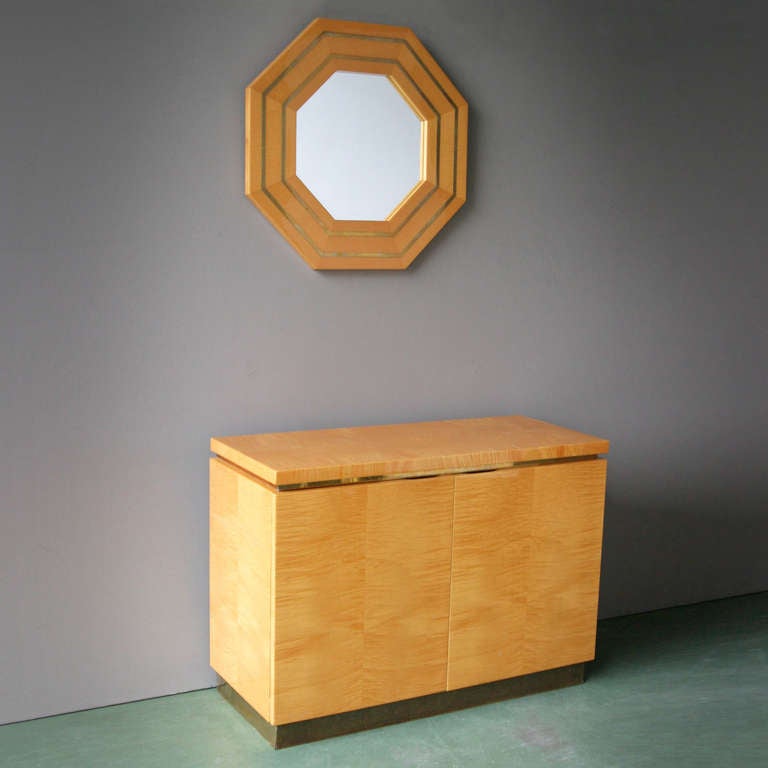 French dry bar and mirror by Jean Claude Mahey in beautiful mapple 'tiger' wood and brass inlaid. Signed.
Inside the bar there's place for a small fridge.
Measurements bar: length 41.7 in. (106 cm), depth 17.7 in. (45 cm), height 29.9 inches (76