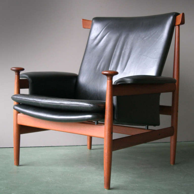 'Bwana' Lounge chair and ottoman by Finn Juhl for France & Søn. Teak and black leather. The 'Bwana' became the successor of the x 'Chieftain chair' (Høfdingestol) in 1962. Excellent condition. Marked all over.

Literature: Finn Juhl, Møbelkunst
