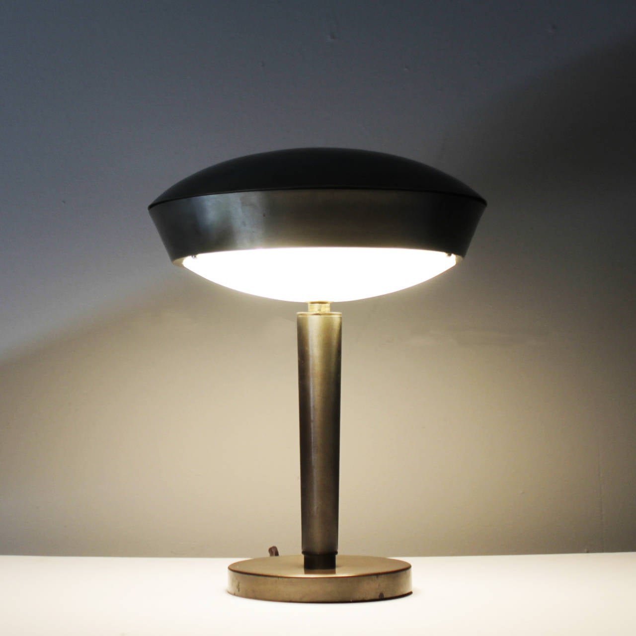 Together with manufacturers like Arteluce, Arredoluce and Stilnovo, Fontana Arte stands out in the history of (Mid-Century) Italian lighting design. Fontana Arte was founded in 1932 by glass manufacturer Luigi Fontana and Gio Ponti. Artistic