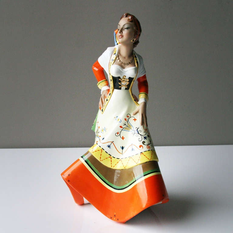 Statue Art déco de C.I.A. Manna Torino Italie, années quarante.
Au début des années trente, Mme Manna, ancienne décoratrice à l'usine de Turin pour la production de céramiques artistiques 