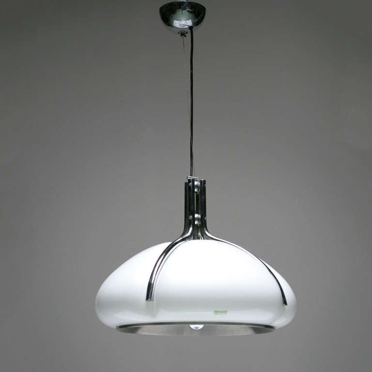 'Quadrifoglio' pending light by Gae Aulenti for Harvey Guzzini, 1970. Biomorphic plastic shade and chrome branches. Pendant with two lights internally and also a third reflecting light downward from a silvered metal reflector.
Measurements: