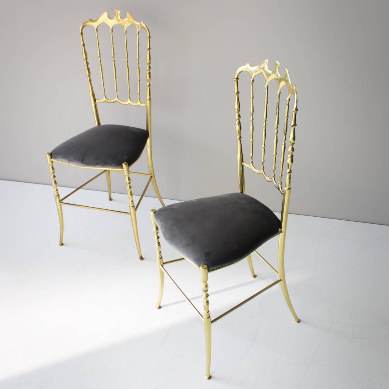 Couples Chiavari chairs made ​​of brass, 1950.
Seats with non-original velvet fabric, manufactured in Italy.