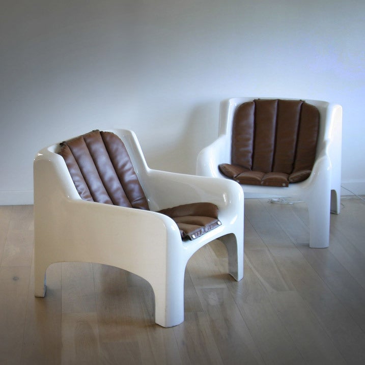 Two (2) lounge chairs by Carlo Bartoli, manufactured by Arflex Milano. Part of the collection of the MoMA.
