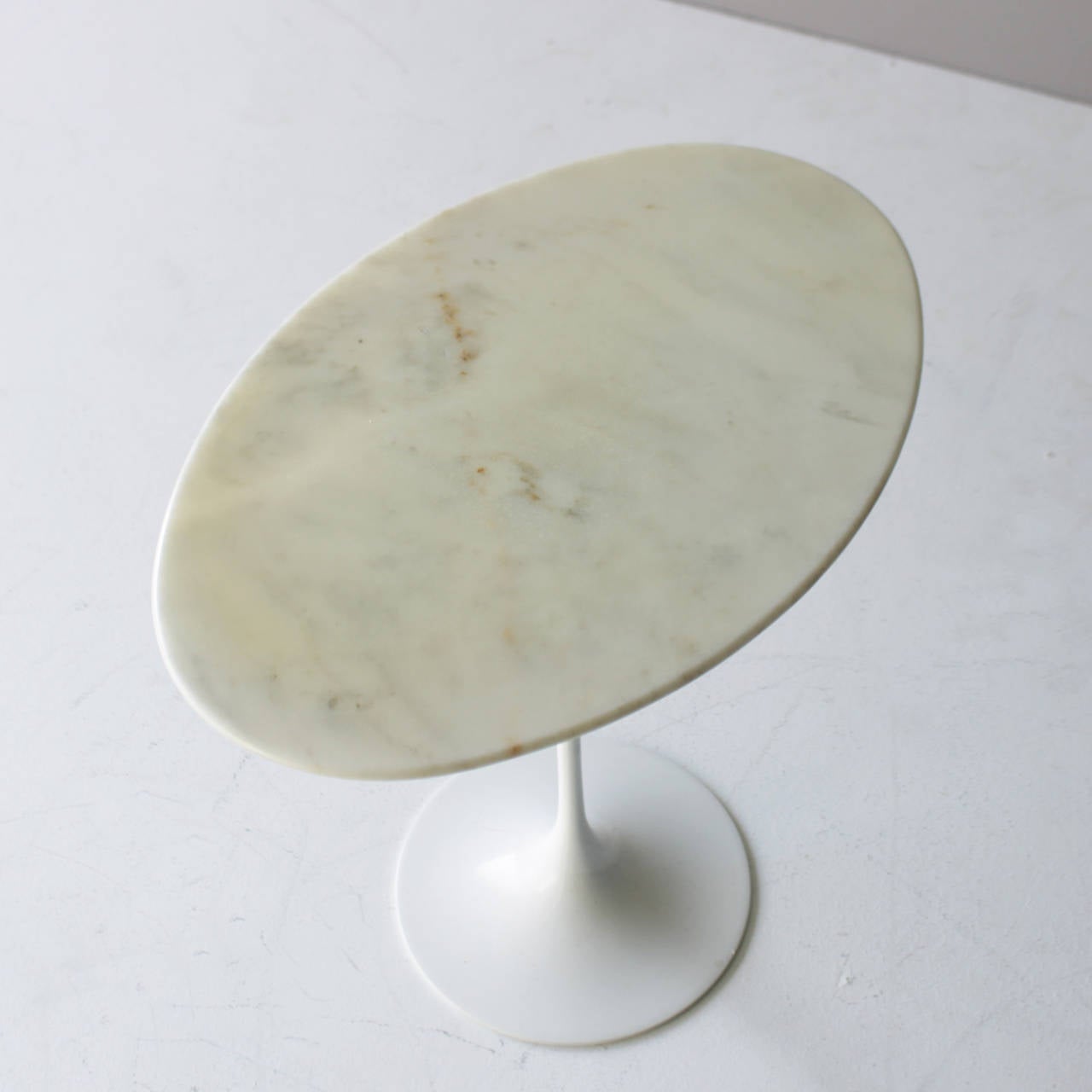 Side table by Eero Saarinen for Knoll International, white 'Tulip' base and beautiful marble top. Marked all-over.
Measurements: Height 20.5 in. (52 cm), diameter 14.9-22.4 inches (38-57 cm).