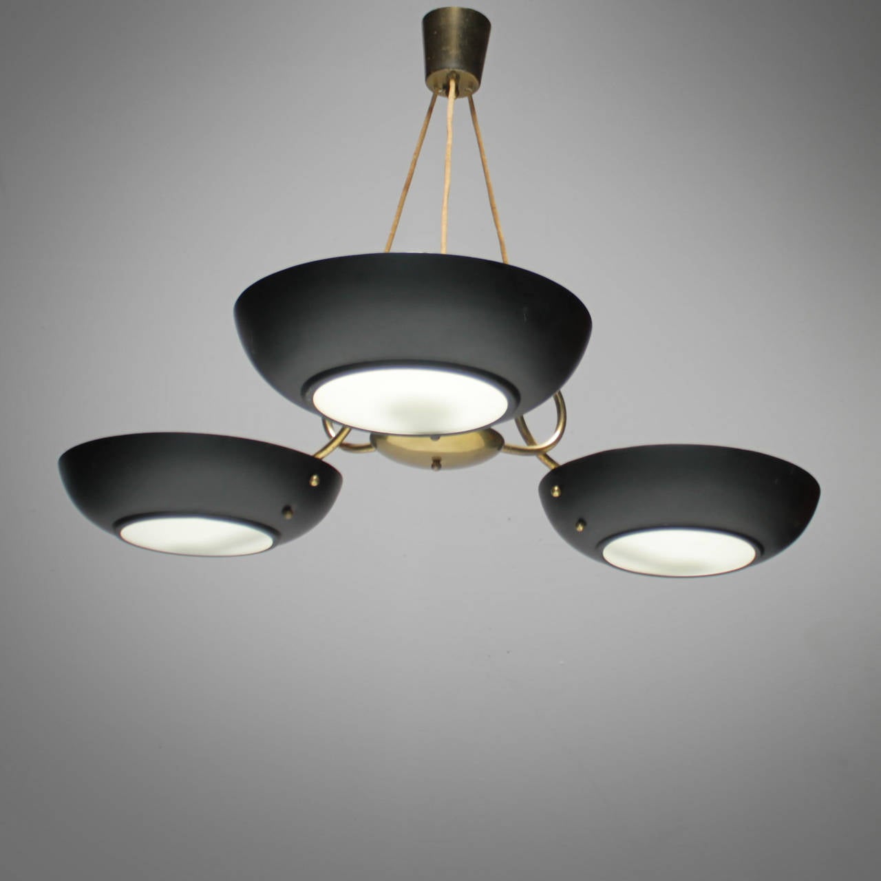 Large chandelier attributed by Louis Kalff for Philips from the fifties. Black lacquered metal, brass and glass. Rewiring is strongly recommended.
Measurements: from ceiling till drop: 20.8 in. (53 cm), total diameter: 30.3 in. (77 cm), diameter