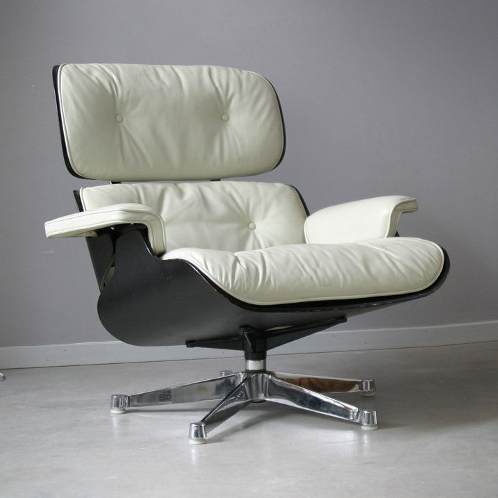 Vintage lounge chair, black shells and off white leather. Vitra.