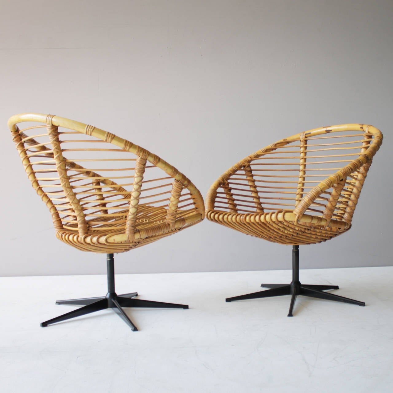 Mid-Century Modern Set of Four Rattan Swivel Chairs in the Style of Franco Albini