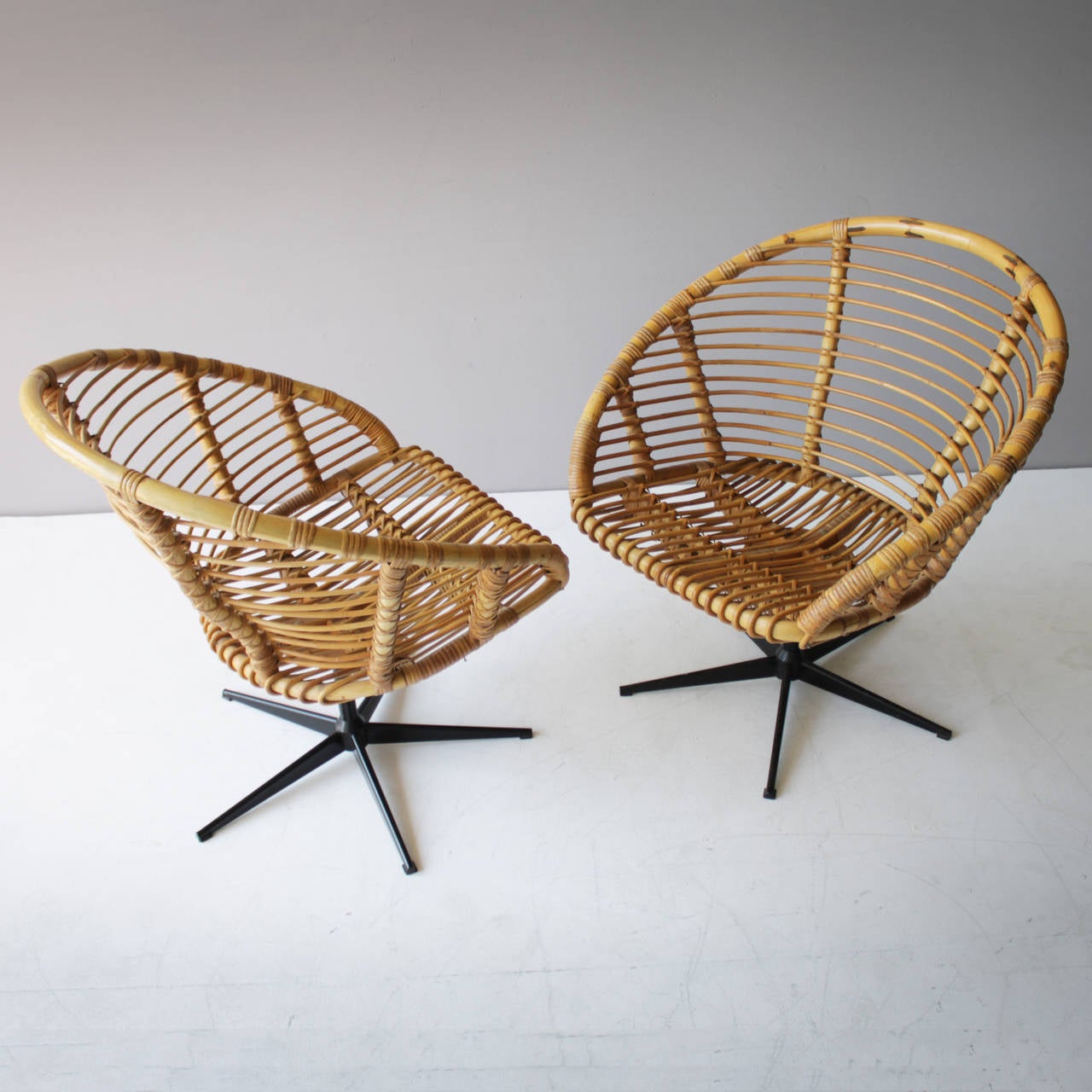 Set of Four Rattan Swivel Chairs in the Style of Franco Albini In Excellent Condition In JM Haarlem, NL