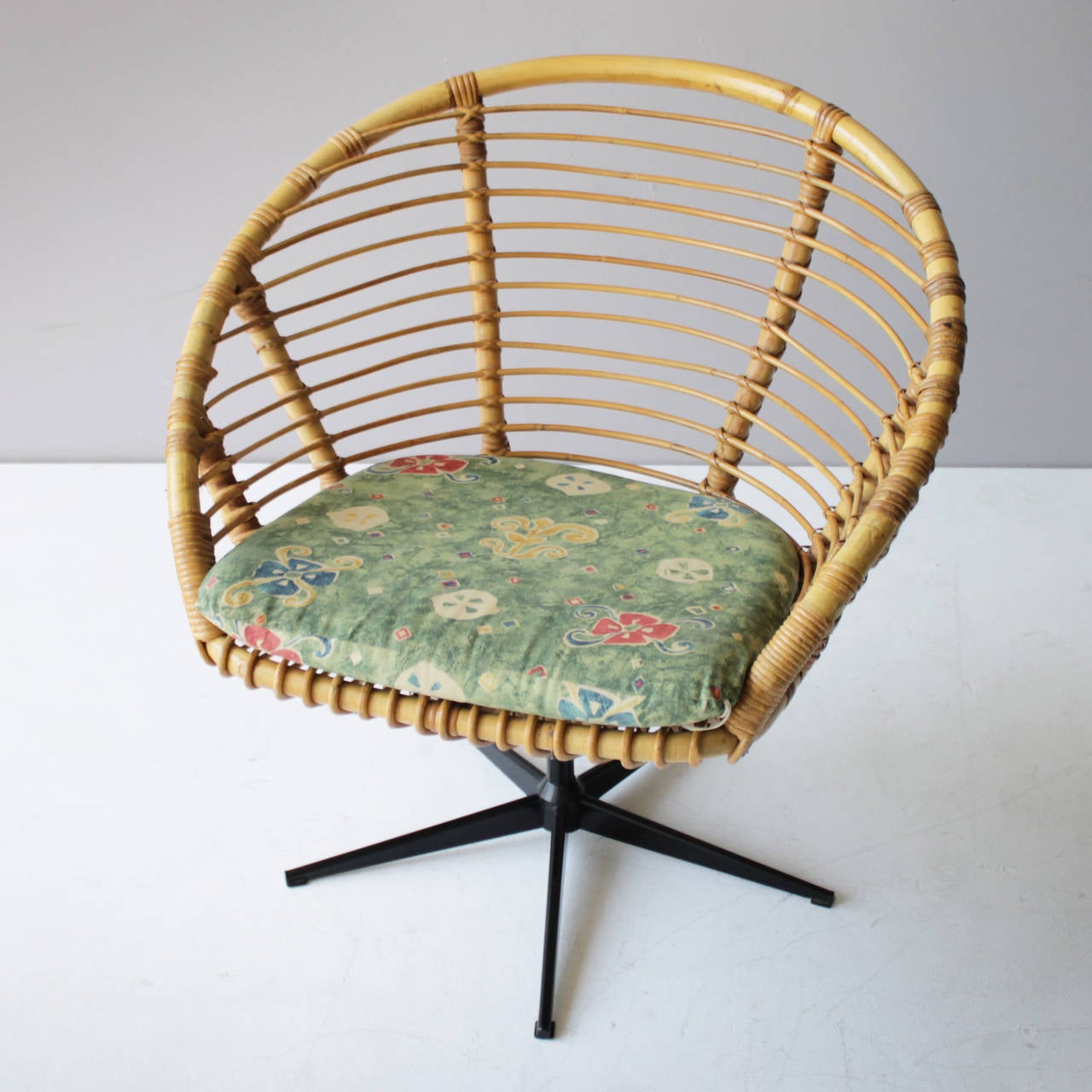 Mid-20th Century Set of Four Rattan Swivel Chairs in the Style of Franco Albini
