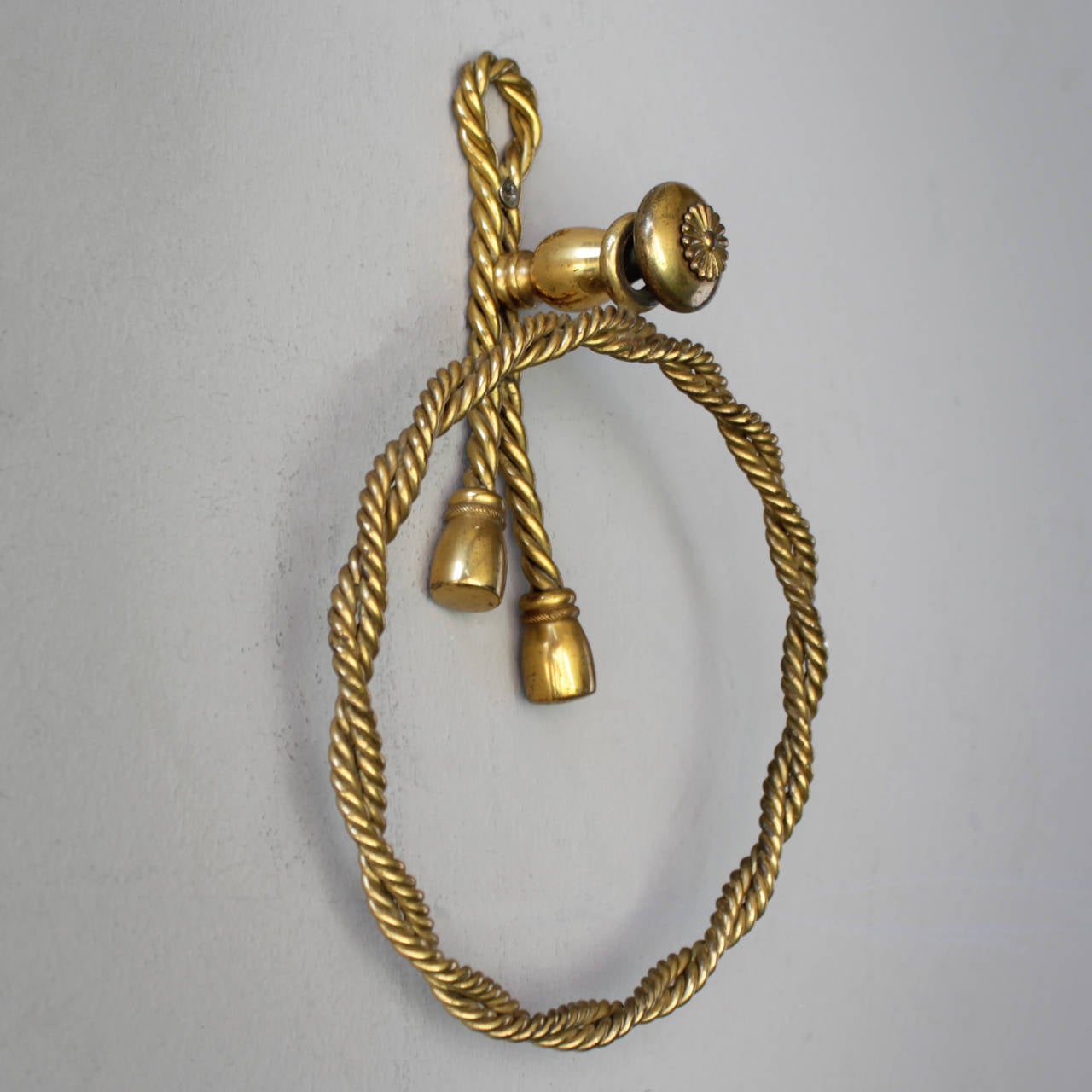 Nicely detailed rope shaped towel holder. Brass, probably French, fifties. Diameter ring: 7 inches (18 cm).
