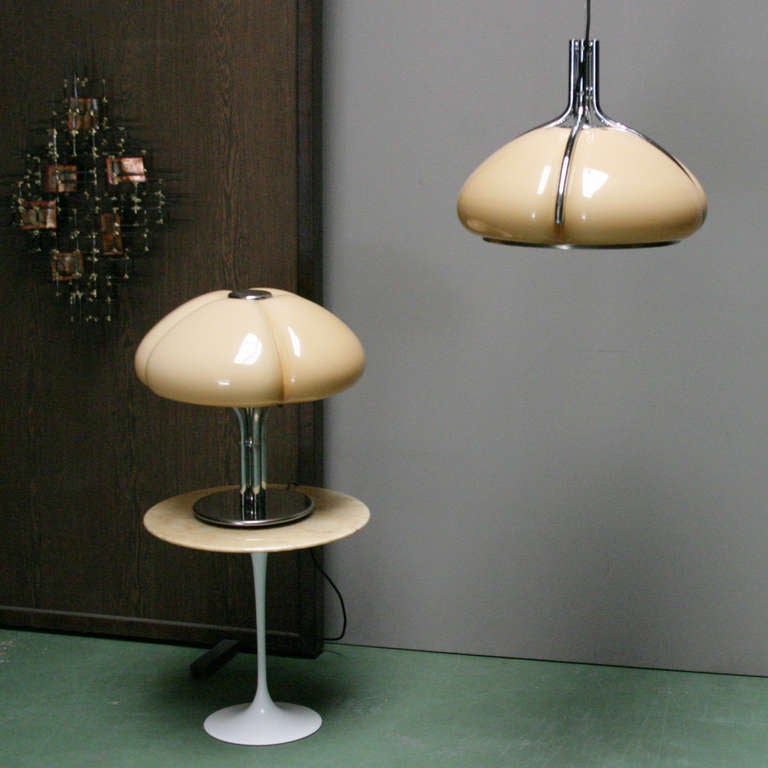 'Quadrifoglio' table light by Gae Aulenti for Harvey Guzzini, 1970. Biomorphic plastic shade on chrome branches standing on four chrome arms and base. Beautiful warm light.
Measurements: diameter 18.9 in. (48 cm), height 20.4 in. (52 cm).
We have