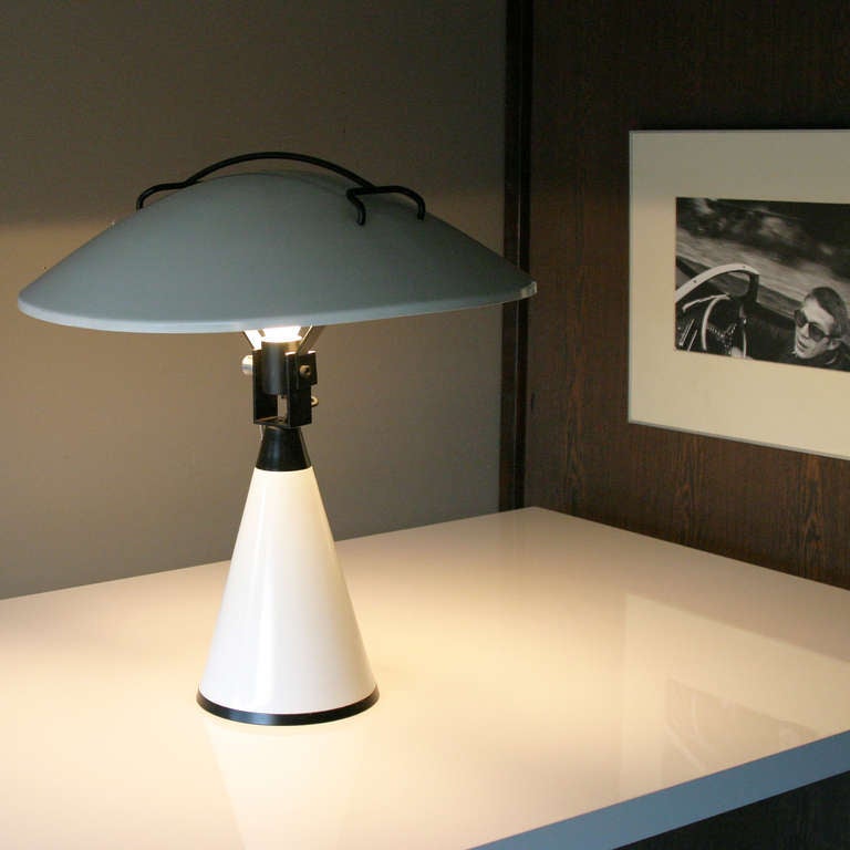 Martinelli 'Radar' adjustable table lamp, model 676. Design Elio Martinelli for Martinelli Luce.
Measurements: height 26 in. (66 cm), reflector diameter 23.6 in. (60 cm), base diameter 7.9 in. (20 cm).