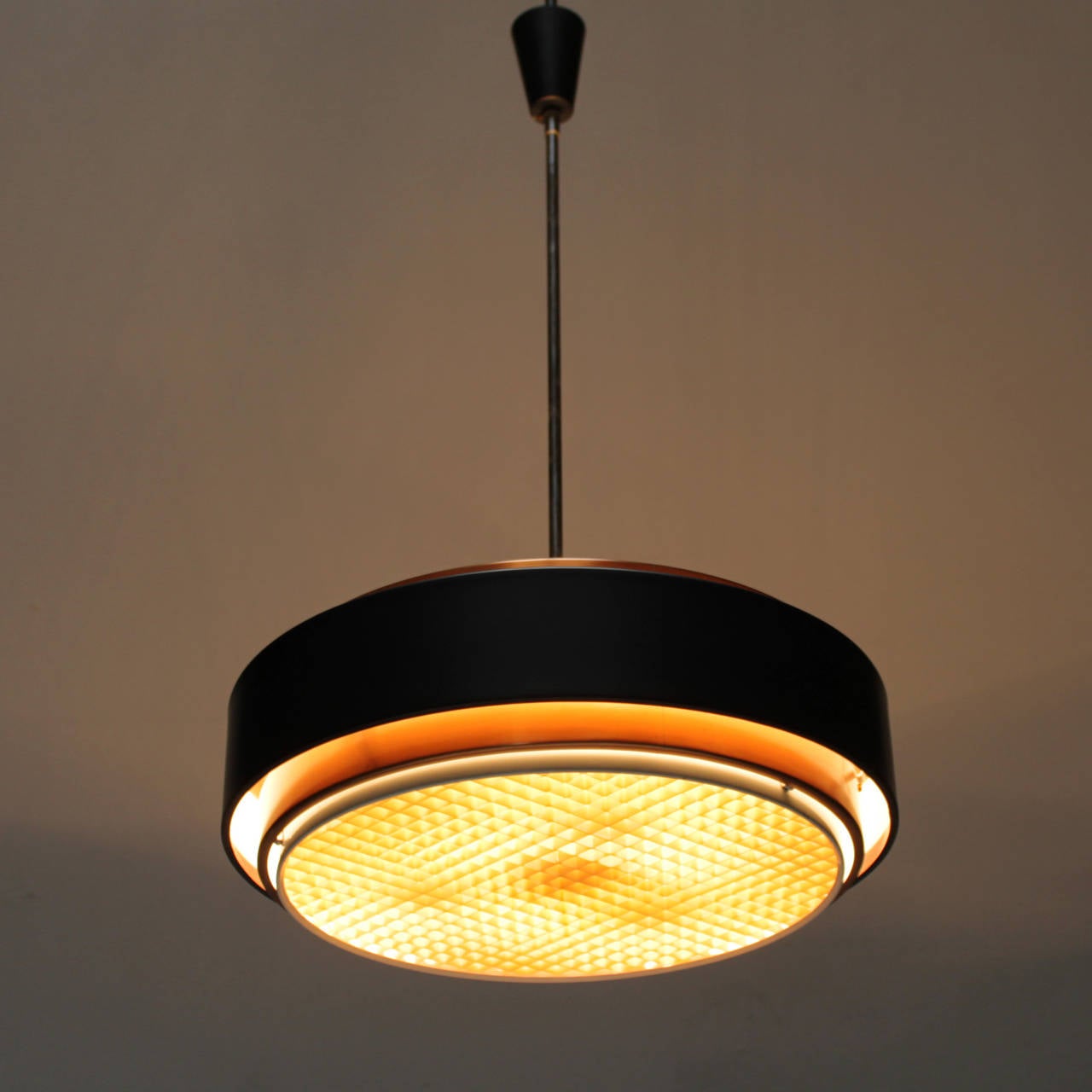 Pendant by Niek Hiemstra for Evolux Holland. Three porcelain sockets. Plastics diffuser.
In 1934 Niek Hiemstra and his brother in law founded the lighting firm Hiemstra & Evenblij. After his companion left the business in 1952 Hiemstra went on