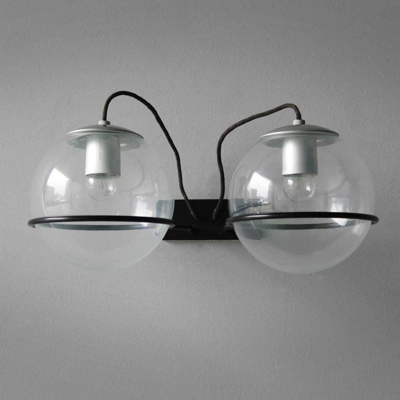 Wall light model 237/2 by Gino Sarfatti for Arteluce, Milano. Marked. Spherical diffuser with transparent glass, rested on the black lacquered iron bar support rings. Closed with oxidized aluminium plate.
Rare large version, measurements: diameter