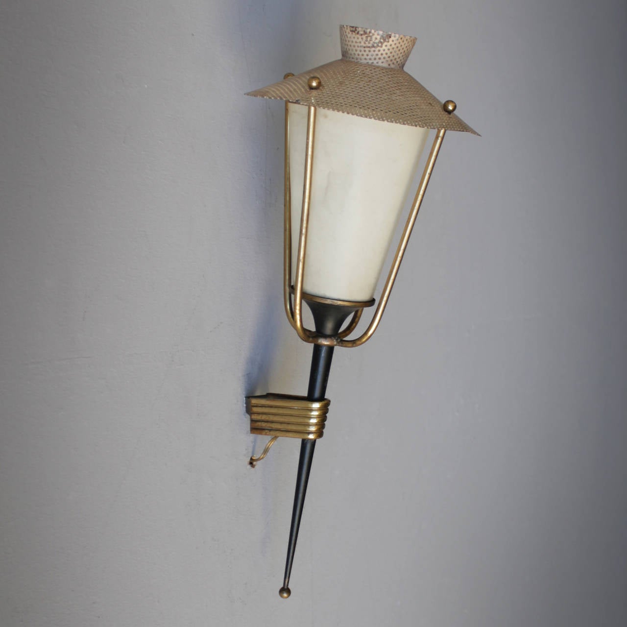 Together with companies like Disderot, Lunel and Rispal, the Paris based firm Maison Arlus had a strong influence on the modernization of French lighting design during the 1950’s. The Arlus models were obviously rooted in French Art Deco on the one