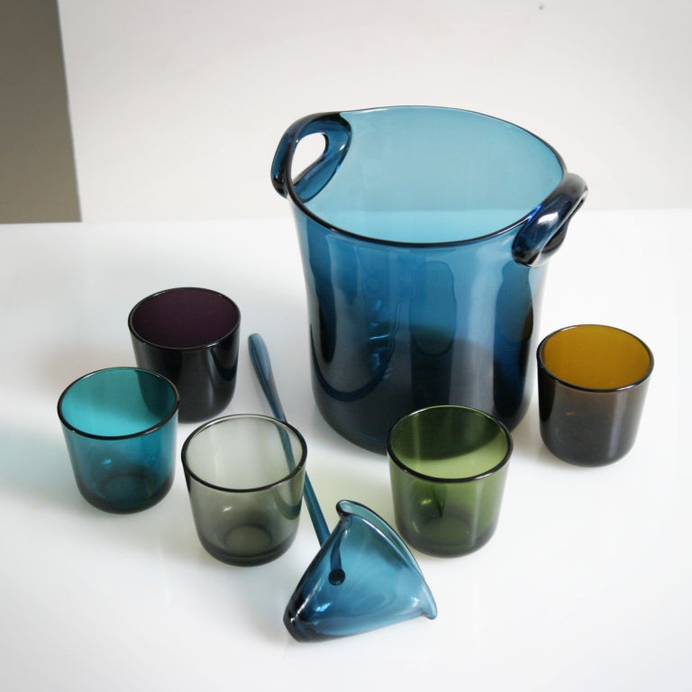 Bowl set of five glasses, a spoon and a bucket. Hand blown colored glass. Design of the Finn Kaj Franck for Nuutajärvi Notsjö. Please ask me for the shipping conditions.
The height of the bucket is 8 inches. Please ask me for the shipping