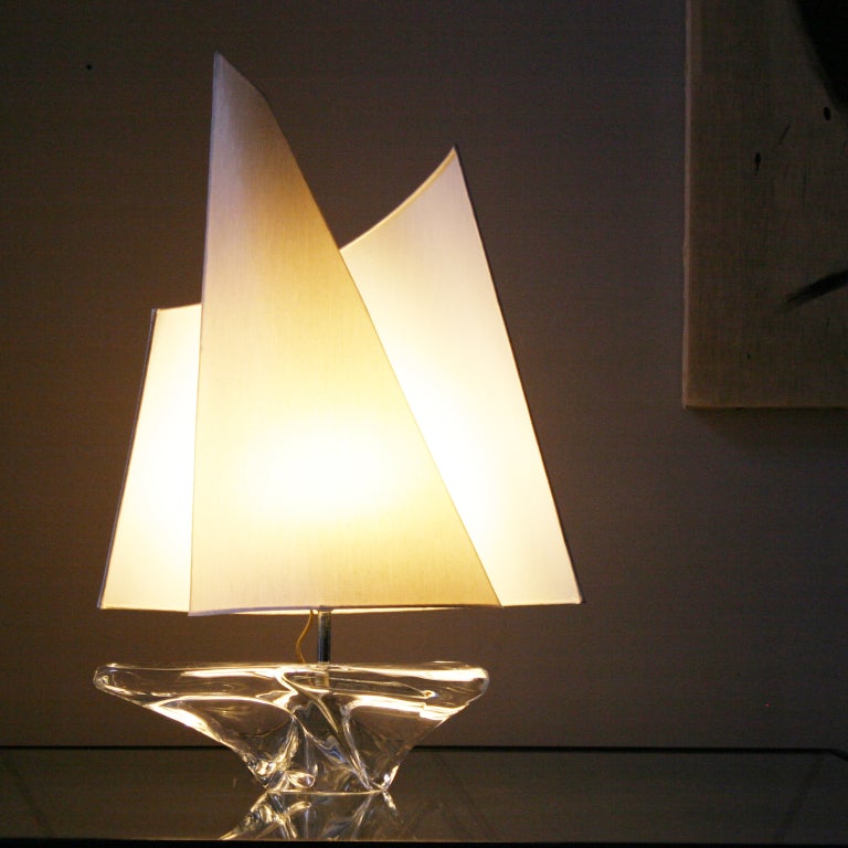 Crystal table lamp in the form of a sailboat. Manufactured by Daum.
The shade has been beautifully restored.
Signed: Daum France.
Size: 29.5 in. high and 19.3 in. wide. Please ask me for the shipping conditions.