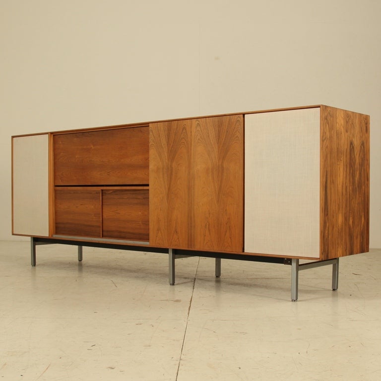Stereo cabinet from the thinline series by George Nelson in rosewood. Two audio boxes on the outside. Inside ful catered Awai tuner and tapedeck and pick up. 
Original vynil record still on the pick up.

Acquired directly from an US estate, so
