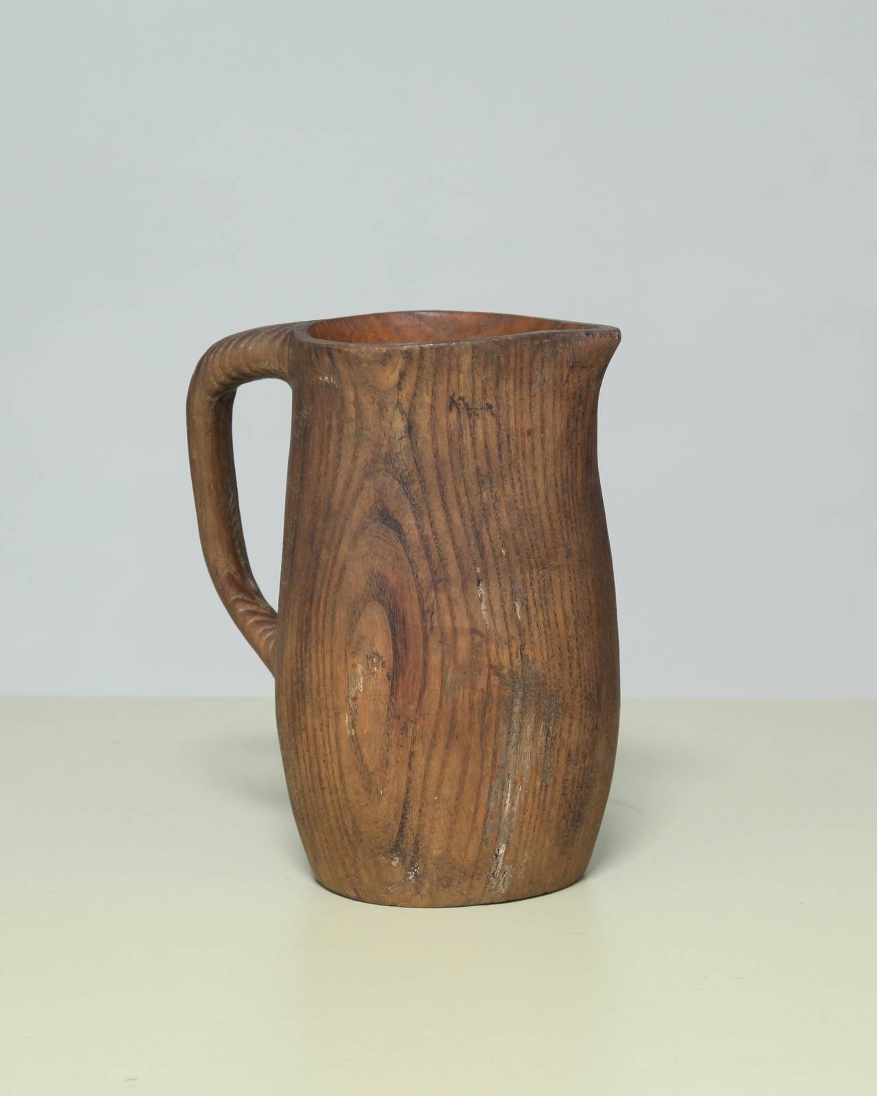 A masterfully crafted pitcher in oak from France, with a beautiful grain in the wood.