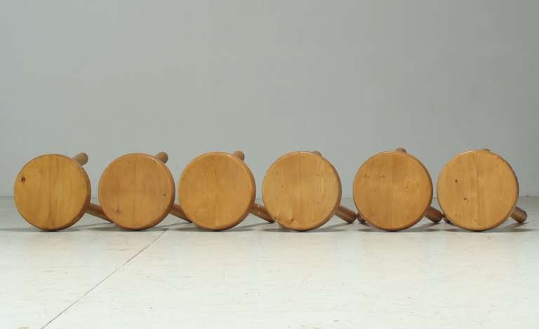 Set Of 6 Charlotte Perriand Les Arcs Stools In Pine In Good Condition In Maastricht, NL