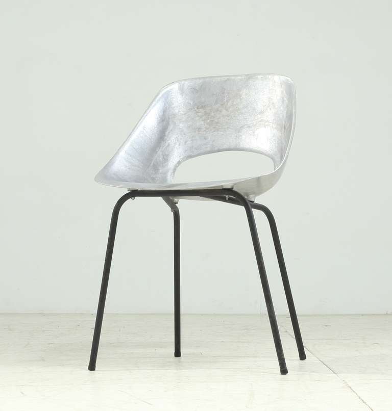 Cast aluminium Tonneau chair designed in 1954 by Pierre Guariche for Steiner Meubles.
As  a single piece a wonderful object and chair for in a hallway, kitchen or bedroom.