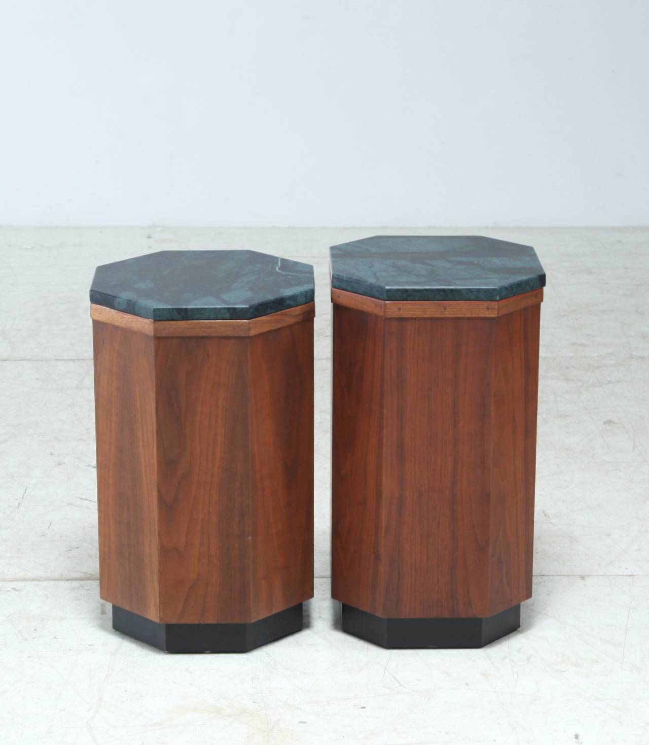 A pair of octagonal rosewood drum side tables or pedestals by Harvey Probber. The tables have a double-sided green with black marble top.

The largest table is 52.5 cm (20.67