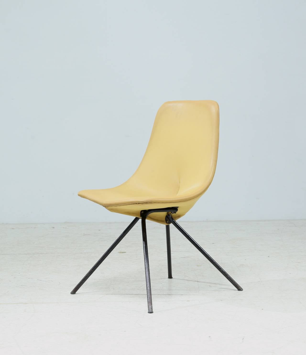 A rare Gastone Rinaldi 'DU 30' chair for RIMA, Italy with label.
Made of a black tubular metal base with a yellow vinyl covered seat.
This design was the winner of the Compasso d'oro award of 1954.