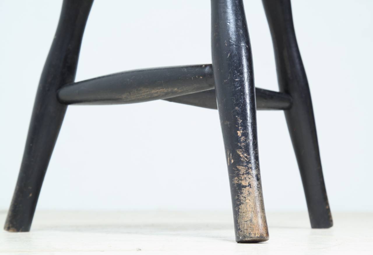 Tribase Stool with Thick Wooden Seat In Good Condition For Sale In Maastricht, NL