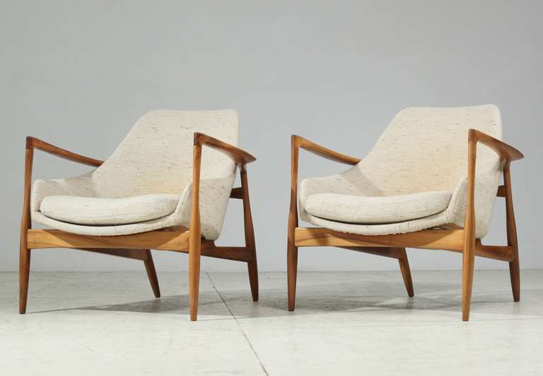 A Pair of Scandinavian lounge chairs, reminiscent of Kofod-Larsen's Seal chairs. With an off-white woolen fabric.